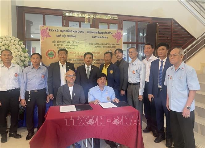 Đại diện các nhà hảo tâm trong cộng đồng người Việt tỉnh Udon Thani và tỉnh Nongkhai ủng hộ Ban quản lý Khu di tích 1 triệu baht (hơn 30.000 USD) để triển khai dự án. Ảnh TTXVN phát