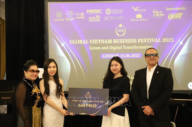 Giải Nhì cuộc thi GVB Start-up 2025 được trao cho đội Futuristic Microalgae, với dự án sử dụng vi tảo để xử lý nước thải. Ảnh: Hữu Tiến - PV TTXVN tại Anh