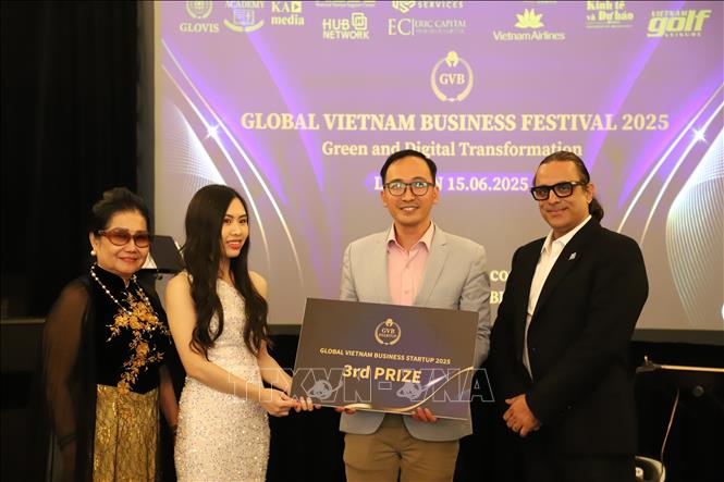 Giải Ba cuộc thi GVB Start-up 2025 được trao cho đội UCTalent, với nền tảng giới thiệu nhân tài trên chuỗi dựa trên phần thưởng và AI Career Agent. Ảnh: Hữu Tiến - PV TTXVN tại Anh