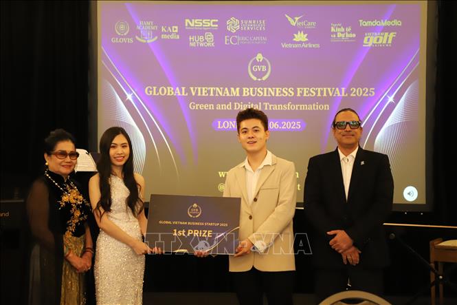 Giải Nhất cuộc thi GVB Start-up 2025 được trao cho đội Straw Wood, với dự án sản xuất vật liệu cách nhiệt từ rơm. Ảnh: Hữu Tiến - PV TTXVN tại Anh