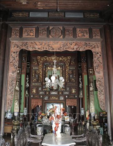 Inside, Binh Thuy Ancient House is a skillful blend of Eastern and Western design influences. The beams and wooden structure of the house is carefully carved with Vietnamese motifs such as the four holy animals or lotus, or inlaid with mother-of-pearl or painted with gold. VNA Photo: Hồng Nhung