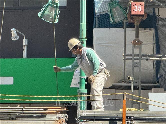 Áo điều hòa quạt gió là lựa chọn tối ưu đối với người lao động ngoài trời ở Nhật Bản trong thời tiết nắng nóng. Ảnh: Phạm Tuân-PV TTXVN tại Nhật Bản