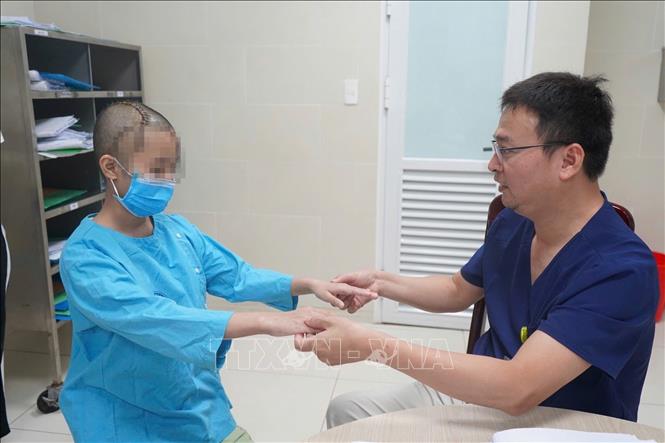Sau phẫu thuật bệnh nhi hồi phục tốt, tỉnh táo, vận động tứ chi gần như bình thường. Ảnh: TTXVN phát
