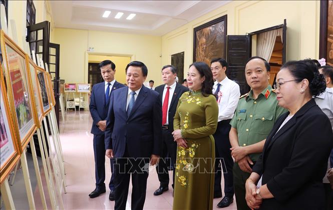 Đồng chí Nguyễn Xuân Thắng và Phó Chủ tịch nước Võ Thị Ánh Xuân, Phó Chủ tịch thứ nhất Hội đồng Thi đua - Khen thưởng Trung ương với các đại biểu tham quan trưng bày ảnh và sách tại Đại hội. Ảnh: Văn Điệp - TTXVN