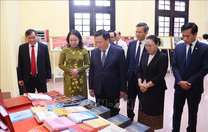 GS.TS Nguyễn Xuân Thắng và Phó Chủ tịch nước Võ Thị Ánh Xuân, Phó Chủ tịch thứ nhất Hội đồng Thi đua - Khen thưởng Trung ương với các đại biểu tham quan trưng bày ảnh và sách tại Đại hội. Ảnh: Văn Điệp - TTXVN