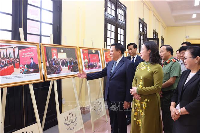 GS.TS Nguyễn Xuân Thắng và Phó Chủ tịch nước Võ Thị Ánh Xuân, Phó Chủ tịch thứ nhất Hội đồng Thi đua - Khen thưởng Trung ương với các đại biểu tham quan trưng bày ảnh và sách tại Đại hội. Ảnh: Văn Điệp - TTXVN
