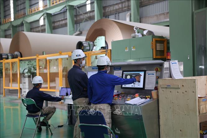 Nhà máy Công ty TNHH Kraft of Asia Paperboard & Packaging (KOA), với ngành nghề sản xuất bao bì carton, là doanh nghiệp đi tiên phong trong áp dụng công nghệ sạch, sản xuất xanh. Ảnh: Hoàng Nhị - TTXVN