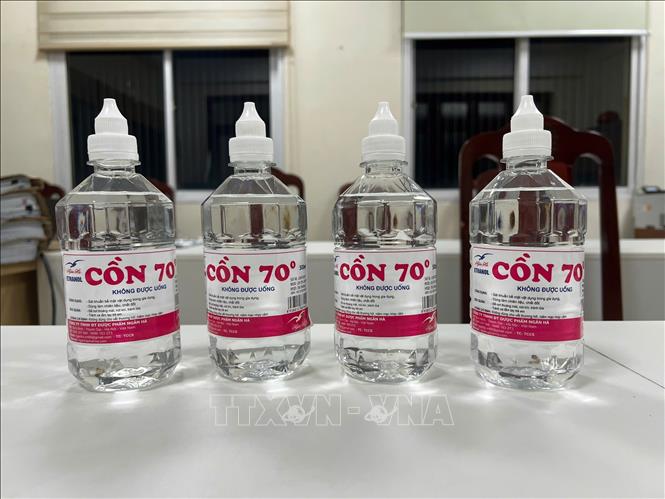 Số cồn y tế giả bị lực lượng chức năng thu giữ. Ảnh: TTXVN phát