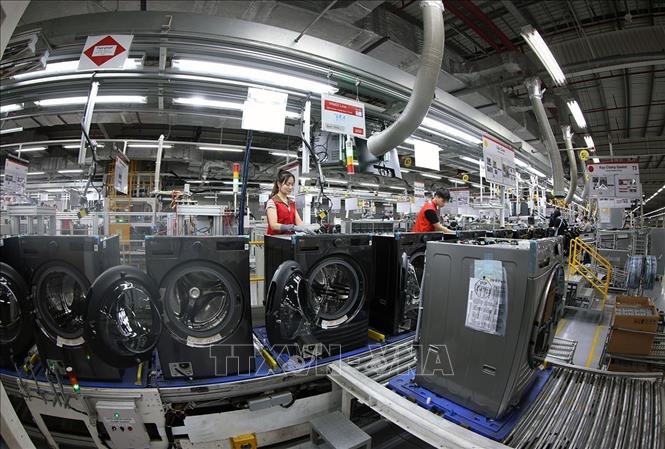 Dây chuyền lắp ráp máy giặt tại nhà máy của Công ty TNHH LG Electronics Việt Nam Hải Phòng (100% vốn Hàn Quốc), tại Khu công nghiệp Tràng Duệ, xã Lê Lợi, huyện An Dương, thành phố Hải Phòng. Ảnh: Vũ Sinh - TTXVN
