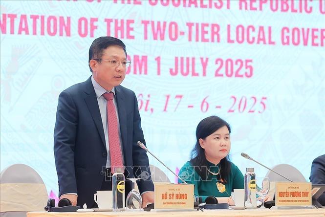 Thứ trưởng Bộ Tài chính Hồ Sỹ Hùng trả lời câu hỏi của các cơ quan báo chí trong và ngoài nước. Ảnh: An Đăng - TTXVN
