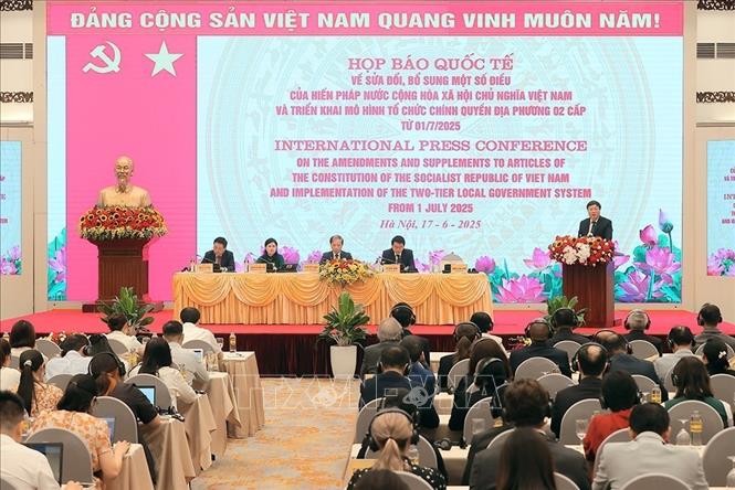 Quang cảnh buổi họp báo quốc tế về việc sửa đổi bổ sung một số điều của Hiến pháp nước Cộng hòa Xã hội Chủ nghĩa Việt Nam. Ảnh: An 