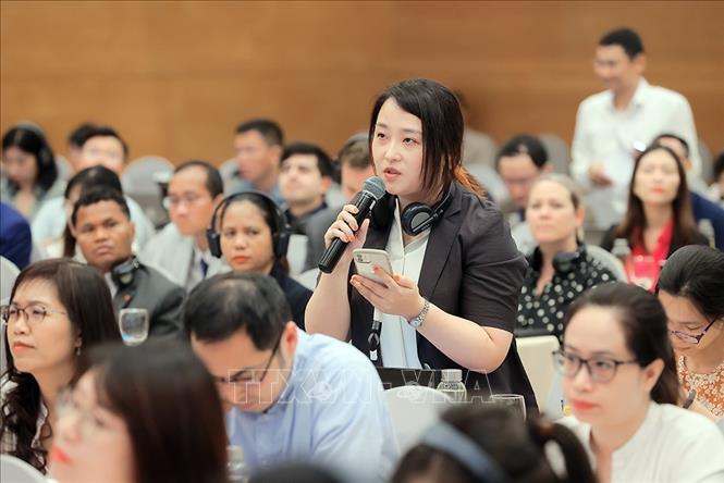 Phóng viên Nhật Bản đặt câu hỏi đến các cơ quan chức năng tại buổi họp báo. Ảnh: An Đăng - TTXVN