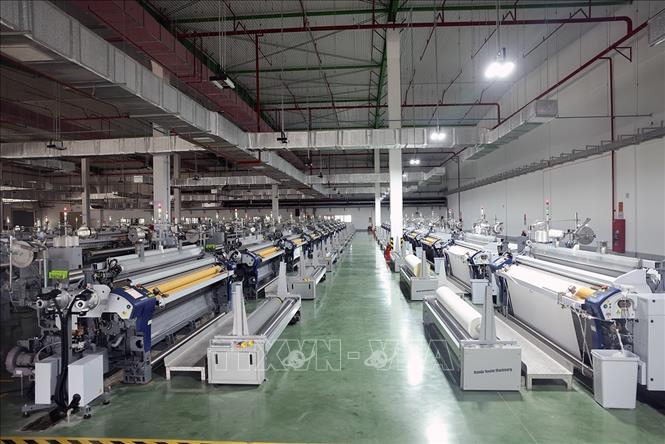 Dây chuyền dệt sản phẩm túi khí dành cho ô tô xuất khẩu của Công ty TNHH Công nghệ vật liệu mới HTM Hải Phòng (100% vốn Trung Quốc), tại Khu công nghiệp Tràng Duệ, xã Lê Lợi, huyện An Dương, thành phố Hải Phòng. Ảnh: Vũ Sinh - TTXVN