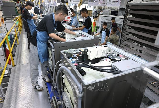 Lắp ráp máy giặt tại nhà máy của Công ty TNHH LG Electronics Việt Nam Hải Phòng (100% vốn Hàn Quốc), tại Khu công nghiệp Tràng Duệ, xã Lê Lợi, huyện An Dương, thành phố Hải Phòng. Ảnh: Vũ Sinh - TTXVN