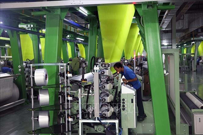 Dây chuyền dệt sản phẩm túi khí dành cho ô tô xuất khẩu của Công ty TNHH Công nghệ vật liệu mới HTM Hải Phòng (100% vốn Trung Quốc), tại Khu công nghiệp Tràng Duệ, xã Lê Lợi, huyện An Dương, thành phố Hải Phòng. Ảnh: Vũ Sinh - TTXVN