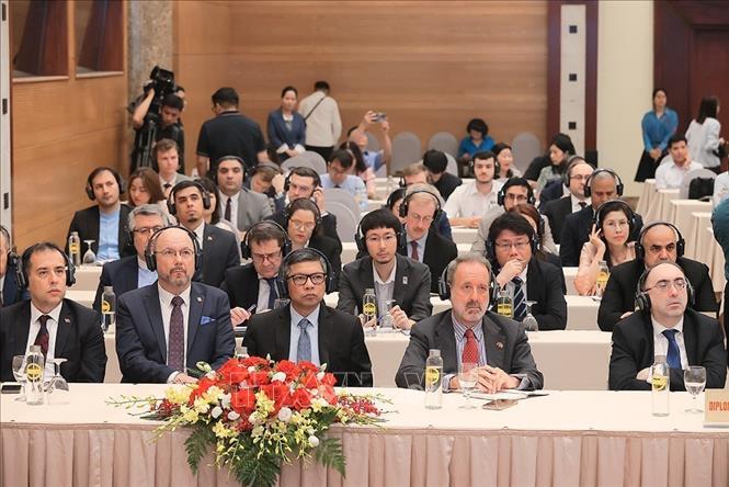 Đại diện các cơ quan ngoại giao trong nước và quốc tế tham dự buổi họp báo. Ảnh: An Đăng - TTXVN