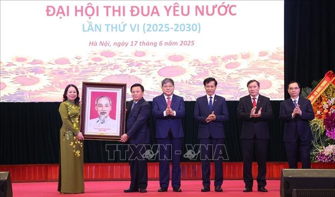 Phó Chủ tịch nước Võ Thị Ánh Xuân, Phó Chủ tịch thứ nhất Hội đồng Thi đua - Khen thưởng Trung ương trao tặng bức ảnh chân dung Chủ tịch Hồ Chí Minh cho Lãnh đạo Học viện. Ảnh: Văn Điệp - TTXVN