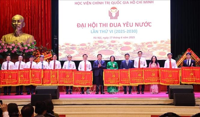 GS.TS Nguyễn Xuân Thắng trao Cờ thi đua tặng các tập thể. Ảnh: Văn Điệp – TTXVN