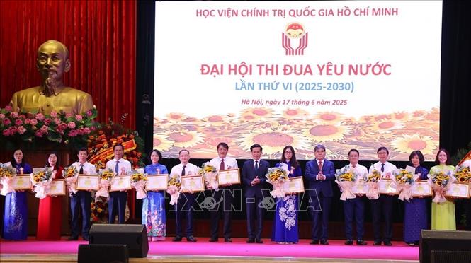 PGS,TS Nguyễn Duy Bắc (bên phải), Phó Giám đốc Thường trực Học viện và PGS.TS Hoàng Phúc Lâm, Phó Giám đốc Học viện trao biểu dương, tôn vinh điển hình tiên tiến giai đoạn 2020 – 2025 các tập thể. Ảnh: Văn Điệp – TTXVN