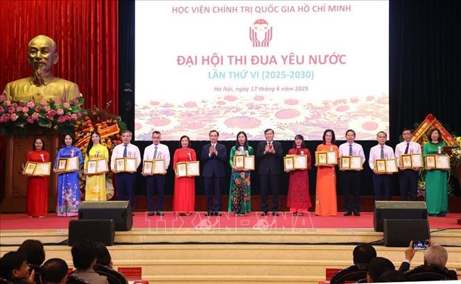 GS,TS Lê Văn Lợi (bên phải), Phó Giám đốc Học viện và PGS.TS Dương Trung Ý, Phó Giám đốc Học viện trao biểu dương, tôn vinh điển hình tiên tiến giai đoạn 2020 – 2025 cho các cá nhân. Ảnh: Văn Điệp – TTXVN