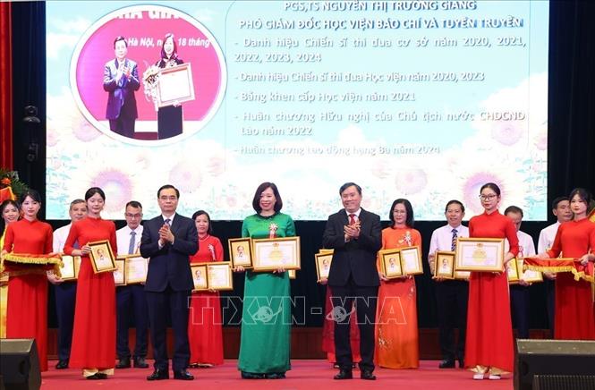 GS,TS Lê Văn Lợi (bên phải), Phó Giám đốc Học viện và PGS.TS Dương Trung Ý, Phó Giám đốc Học viện trao biểu dương, tôn vinh điển hình tiên tiến giai đoạn 2020 – 2025 cho các cá nhân. Ảnh: Văn Điệp – TTXVN