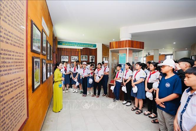 Học sinh tham quan Bệnh xá Đặng Thùy Trâm. Ảnh: TTXVN phát