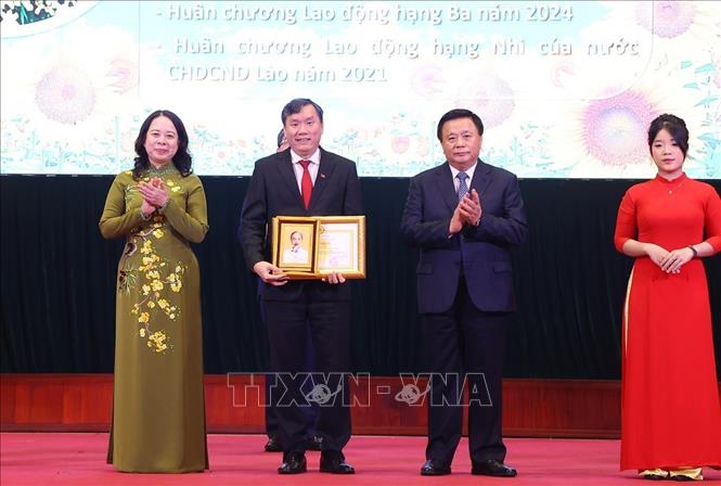 GS.TS Nguyễn Xuân Thắng và Phó Chủ tịch nước Võ Thị Ánh Xuân, Phó Chủ tịch thứ nhất Hội đồng Thi đua - Khen thưởng Trung ương biểu dương, tôn vinh điển hình tiên tiến giai đoạn 2020 – 2025 cho GS. TS Lê Văn Lợi, Phó Giám đốc Học viện. Ảnh: Văn Điệp – TTXVN