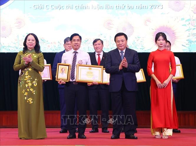 GS.TS Nguyễn Xuân Thắng và Phó Chủ tịch nước Võ Thị Ánh Xuân, Phó Chủ tịch thứ nhất Hội đồng Thi đua - Khen thưởng Trung ương biểu dương, tôn vinh điển hình tiên tiến giai đoạn 2020 – 2025 cho TS Đào Ngọc Báu, Viện trưởng Viện Chính trị và Quan hệ quốc tế thuộc Học viện. Ảnh: Văn Điệp – TTXVN