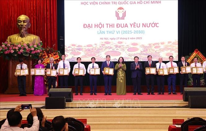 GS.TS Nguyễn Xuân Thắng và Phó Chủ tịch nước Võ Thị Ánh Xuân, Phó Chủ tịch thứ nhất Hội đồng Thi đua - Khen thưởng Trung ương biểu dương, tôn vinh điển hình tiên tiến giai đoạn 2020 – 2025 cho các cá nhân. Ảnh: Văn Điệp – TTXVN