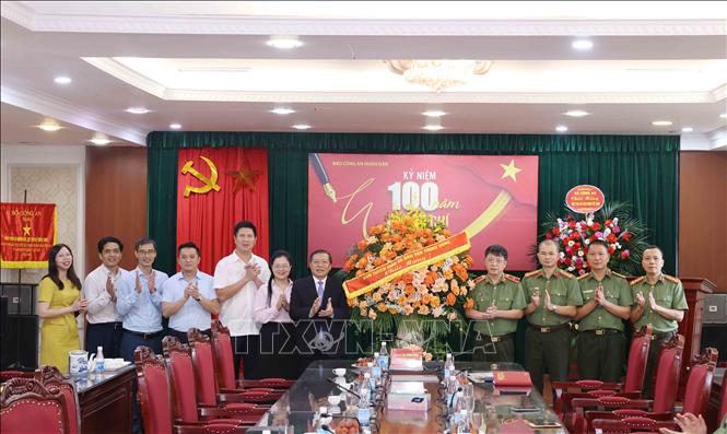 Phó Trưởng Ban Thường trực Ban Tuyên giáo và Dân vận Trung ương Lại Xuân Môn chúc mừng Báo Công an nhân dân. Ảnh: Phương Hoa - TTXVN