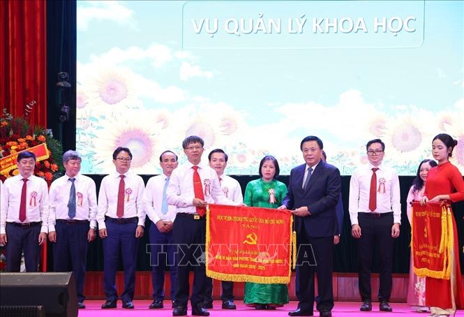 GS.TS Nguyễn Xuân Thắng trao Cờ thi đua tặng các tập thể. Ảnh: Văn Điệp – TTXVN