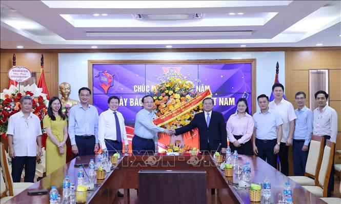 Phó Trưởng Ban Thường trực Ban Tuyên giáo và Dân vận Trung ương Lại Xuân Môn chúc mừng Đài Tiếng nói Việt Nam. Ảnh: Phương Hoa - TTXVN