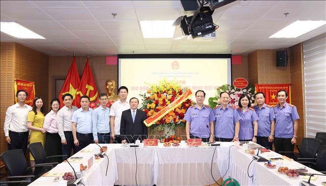 Phó Trưởng Ban Thường trực Ban Tuyên giáo và Dân vận Trung ương Lại Xuân Môn chúc mừng Báo Bảo vệ pháp luật. Ảnh: Phương Hoa - TTXVN