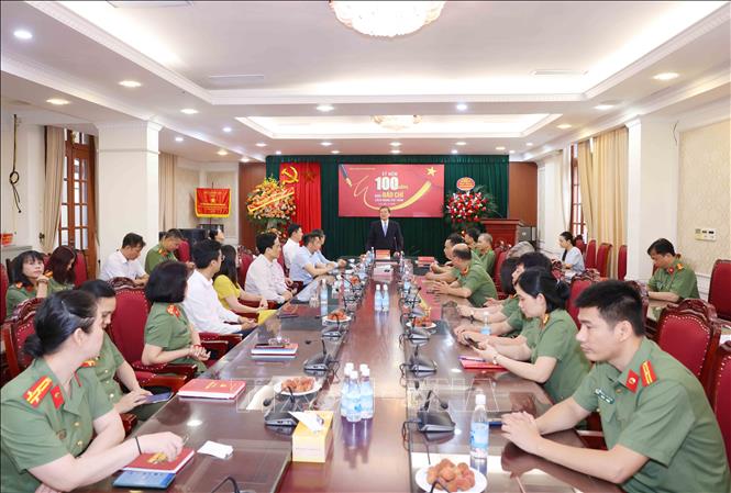 Phó Trưởng Ban Thường trực Ban Tuyên giáo và Dân vận Trung ương Lại Xuân Môn chúc mừng Báo Công an nhân dân. Ảnh: Phương Hoa - TTXVN