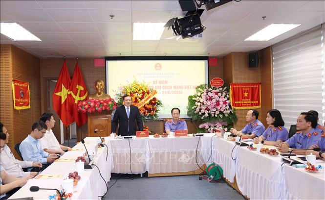 Phó Trưởng Ban Thường trực Ban Tuyên giáo và Dân vận Trung ương Lại Xuân Môn chúc mừng Báo Bảo vệ pháp luật. Ảnh: Phương Hoa - TTXVN