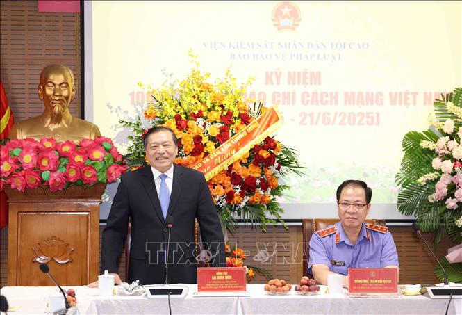 Phó Trưởng Ban Thường trực Ban Tuyên giáo và Dân vận Trung ương Lại Xuân Môn chúc mừng Báo Bảo vệ pháp luật. Ảnh: Phương Hoa - TTXVN
