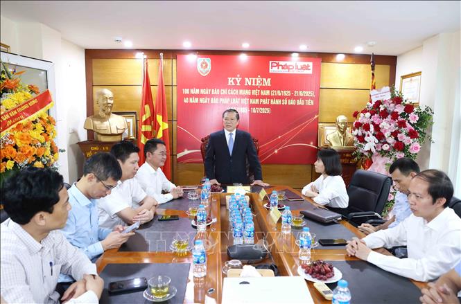 Phó Trưởng Ban Thường trực Ban Tuyên giáo và Dân vận Trung ương Lại Xuân Môn chúc mừng Báo Pháp luật Việt Nam. Ảnh: Phương Hoa - TTXVN