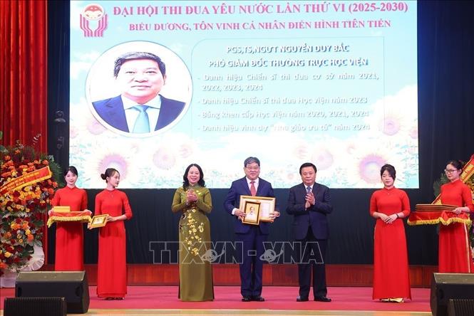 GS.TS Nguyễn Xuân Thắng và Phó Chủ tịch nước Võ Thị Ánh Xuân, Phó Chủ tịch thứ nhất Hội đồng Thi đua - Khen thưởng Trung ương biểu dương, tôn vinh điển hình tiên tiến giai đoạn 2020 – 2025 cho PGS. TS. NGƯT Nguyễn Duy Bắc, Phó Giám đốc Thường trực Học viện. Ảnh: Văn Điệp – TTXVN