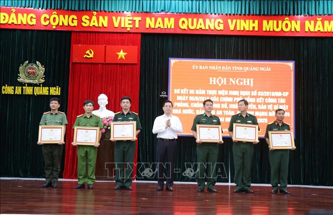 Chủ tịch UBND tỉnh Quảng Ngãi Nguyễn Hoàng Giang tặng Bằng khen cho các cá nhân đạt thành tích xuất sắc. Ảnh: Phạm Cường-TTXVN
