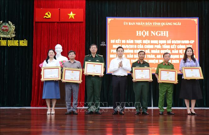 Chủ tịch UBND tỉnh Quảng Ngãi Nguyễn Hoàng Giang tặng Bằng khen cho các tập thể đạt thành tích xuất sắc. Ảnh: Phạm Cường-TTXVN