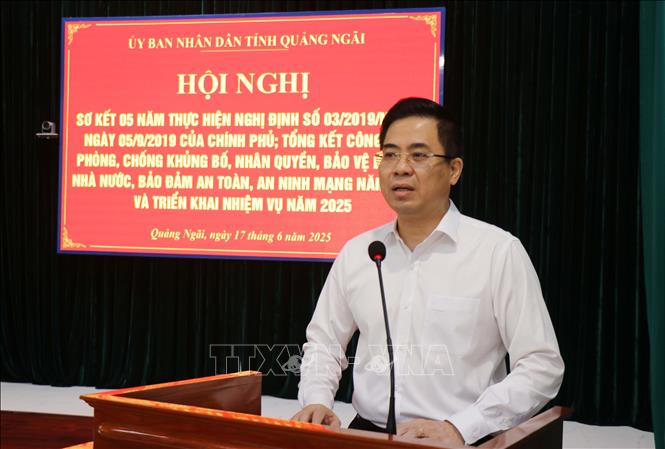 Phó bí thư Tỉnh ủy, Chủ tịch UBND tỉnh Quảng Ngãi Nguyễn Hoàng Giang phát biểu tại Hội nghị. Ảnh: Phạm Cường-TTXVN