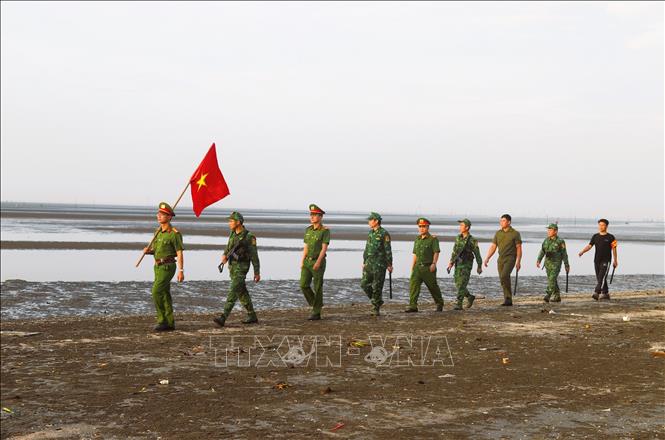 Lực lượng công an cơ sở phối hợp cùng lực lượng Bộ đội biên phòng Nghệ An, dân quân địa phương tổ chức tuần tra, kiểm soát, giữ gìn an ninh trật tự địa bàn tuyến biển. Ảnh: Xuân Tiến-TTXVN 