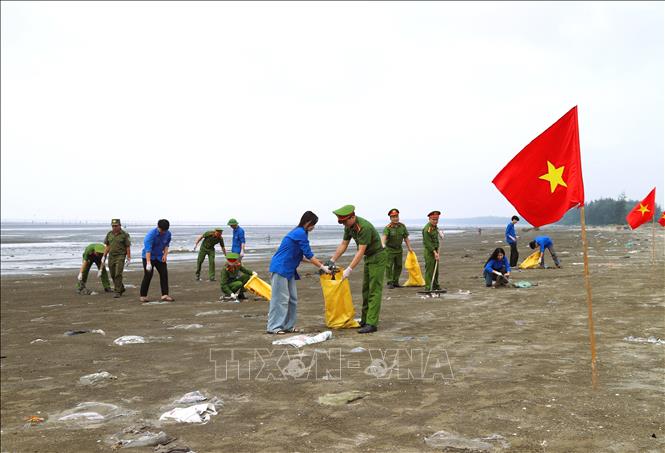Đoàn viên thanh niên công an cơ sở tổ chức tham gia các chiến dịch vệ sinh, làm sạch môi trường bờ biển. Ảnh: Xuân Tiến-TTXVN 