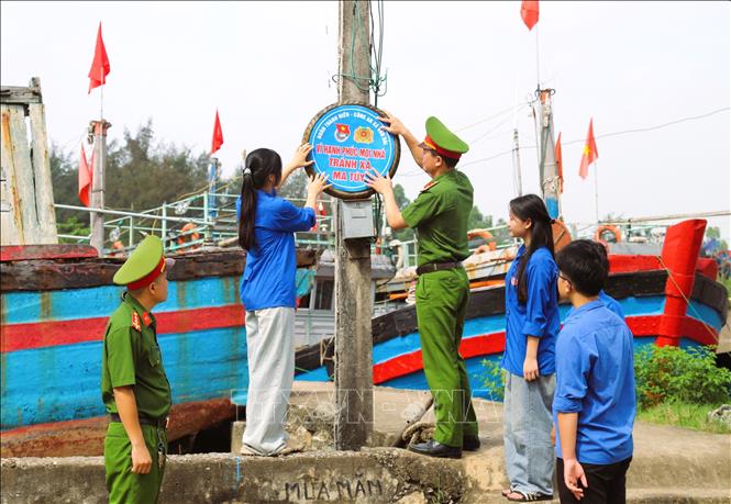 Lực lượng thanh niên công an xã Văn Hải (huyện Quỳnh Lưu) cùng đoàn viên thanh niên xã triển khai mô hình đảm bảo an ninh trật tự, xóa bỏ các tệ nạn xã hội tại địa bàn. Ảnh: Xuân Tiến-TTXVN 