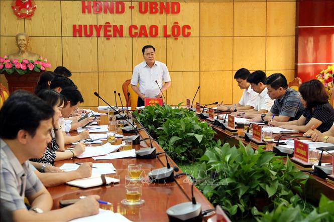 Chủ tịch UBND tỉnh Lạng Sơn Hồ Tiến Thiệu cùng đoàn công tác của tỉnh làm việc với đại diện lãnh đạo các xã, phường về mô hình chính quyền 2 cấp. Ảnh: Văn Đạt - TTXVN