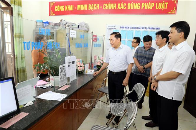 Chủ tịch UBND tỉnh Lạng Sơn Hồ Tiến Thiệu cùng đoàn công tác của tỉnh kiểm tra địa điểm bộ phận một cửa thị trấn Đồng Đăng. Ảnh: Văn Đạt - TTXVN