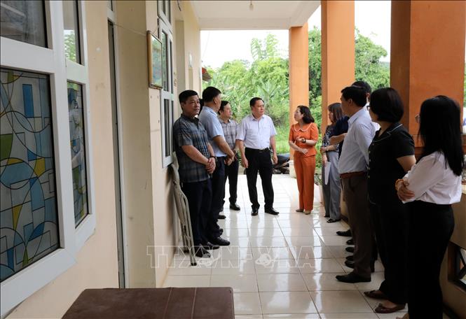 Chủ tịch UBND tỉnh Lạng Sơn Hồ Tiến Thiệu cùng đoàn công tác của tỉnh kiểm tra các điều kiện cơ sở vật chất tại trụ sở xã Hải Yến. Ảnh: Văn Đạt - TTXVN