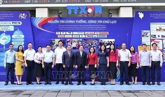 Vice Chairman Lai Xuan Mon visits VNA. VNA Photo: Minh Đức 