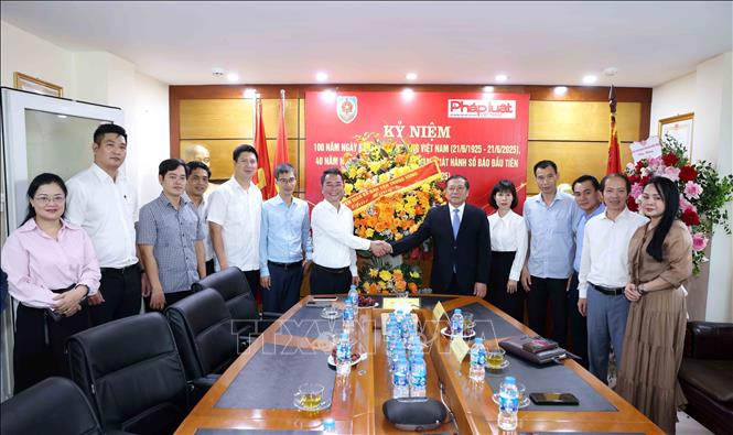Vice Chairman Lai Xuan Mon visits Vietnam Law Newspaper. VNA Photo: Minh Đức 