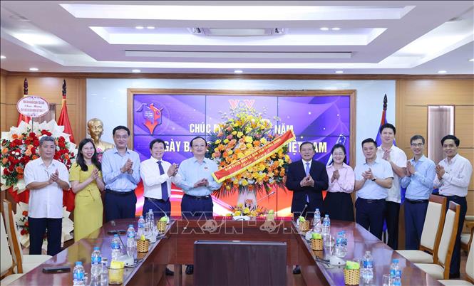 Vice Chairman Lai Xuan Mon visits Radio the Voice of Vietnam (VOV). VNA Photo